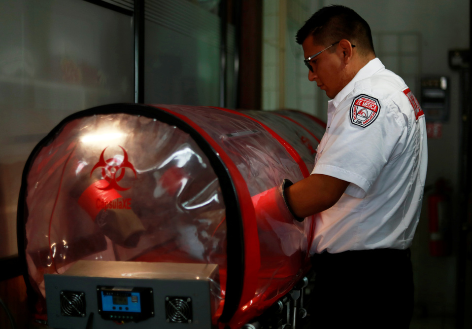La cápsula para transportar a enfermos con coronavirus está inspirada en cámaras neonatales. (Reuters)