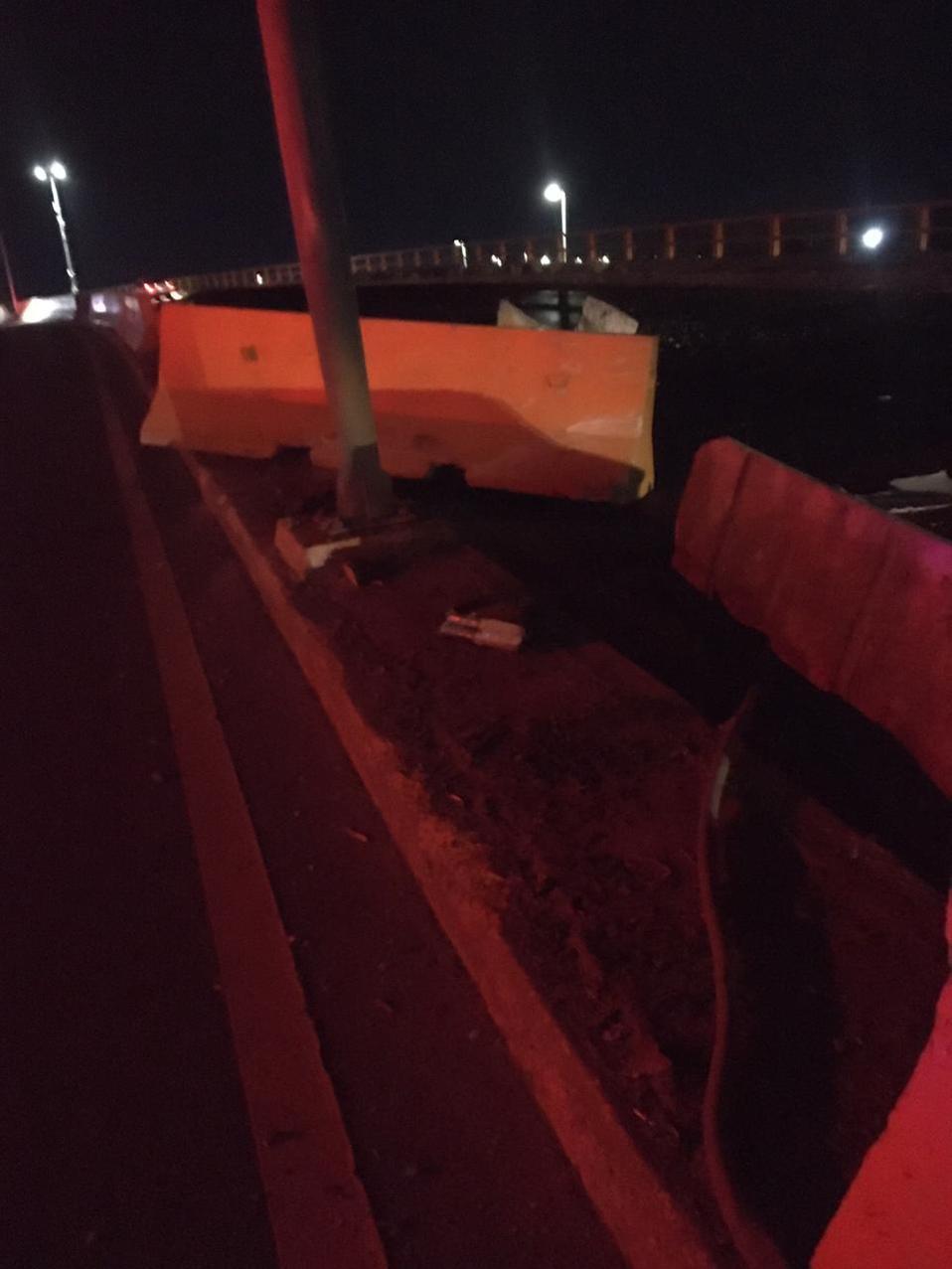 El auto se arrastró cerca de 30 metros tras el choque. (Especial)