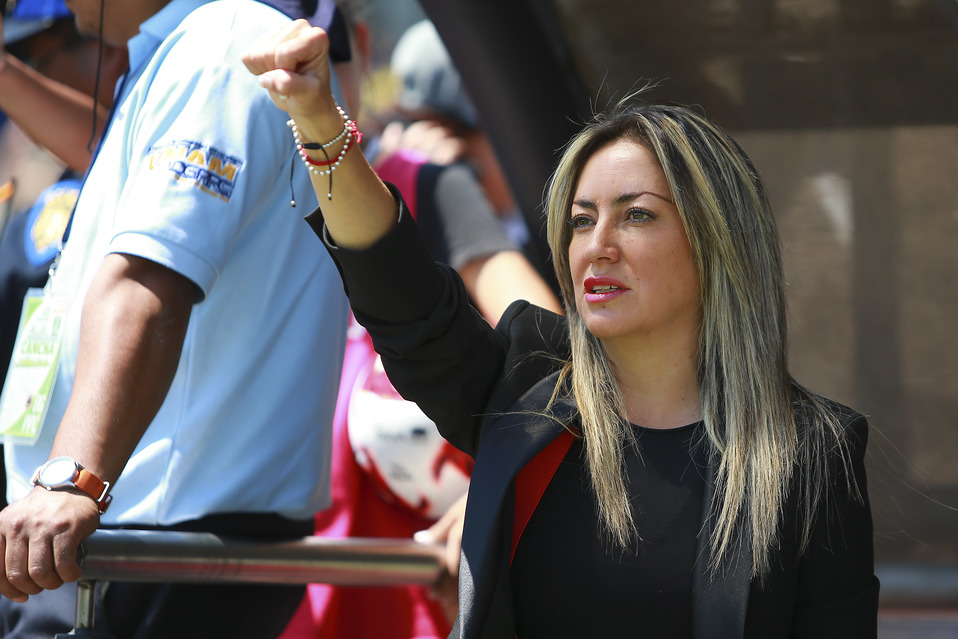 Ileanada Dávila, entrenadora de Pumas Femenil entonando el himno deportivo universitario (Imago7)