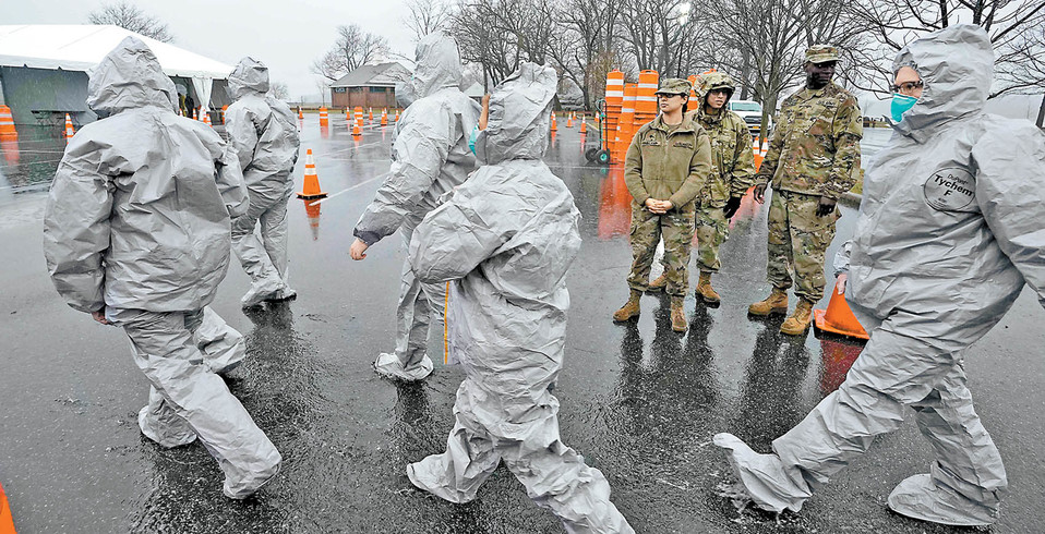 Trabajadores esperan a que las personas se sometan a análisis en el Centro de Pruebas Móviles en New Rochelle, NY. (Timothy A. Clary/AFP)