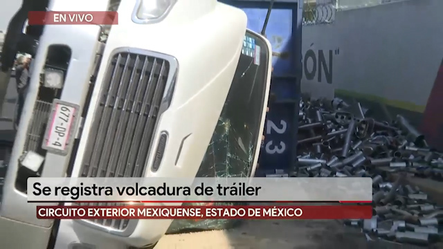 Volcadura de tractocamión en circuito exterior mexiquense.