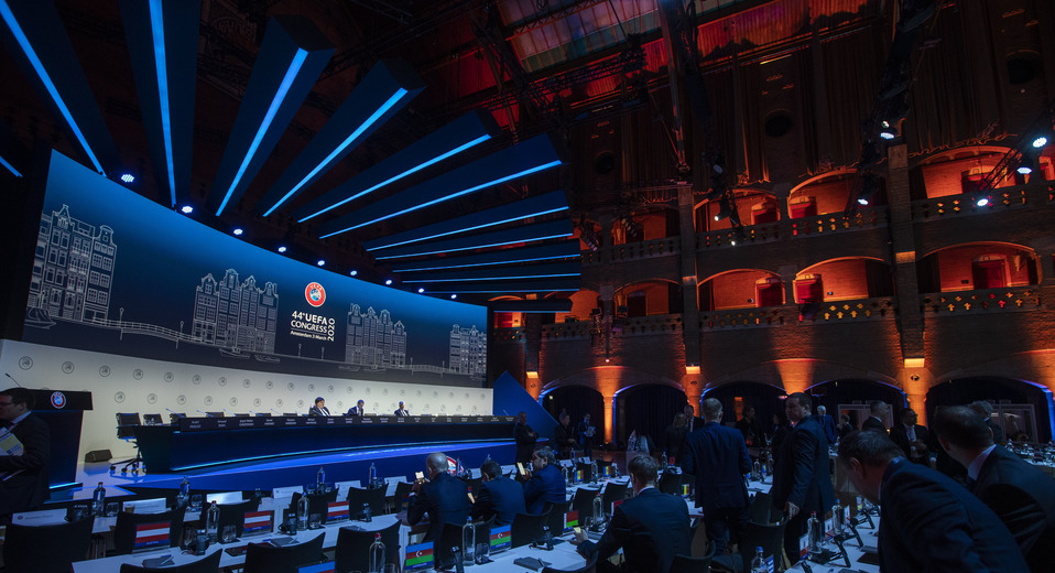 Líderes del futbol europeo durante reunión en el congreso de la UEFA (AP)