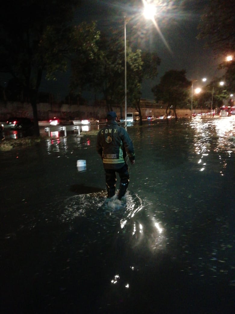 La lluvia que se registró en CdMx dejó varios encharcamientos en la zona oriente. (Tomado de @Bomberos_CDMX)