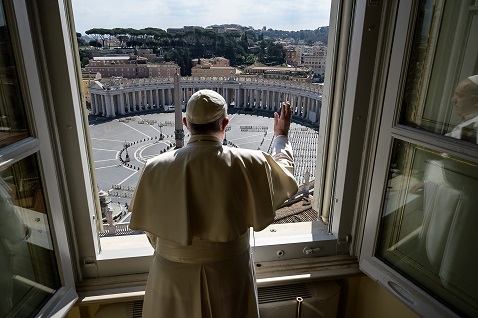 El Papa encabezó la oración del Angelus ante una Plaza de San Pedro vacía. (AFP)