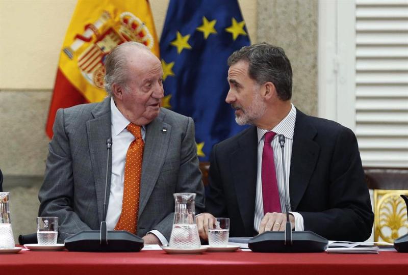 El rey Felipe VI (d) junto a su padre, el rey emérito Juan Carlos I. (EFE)
