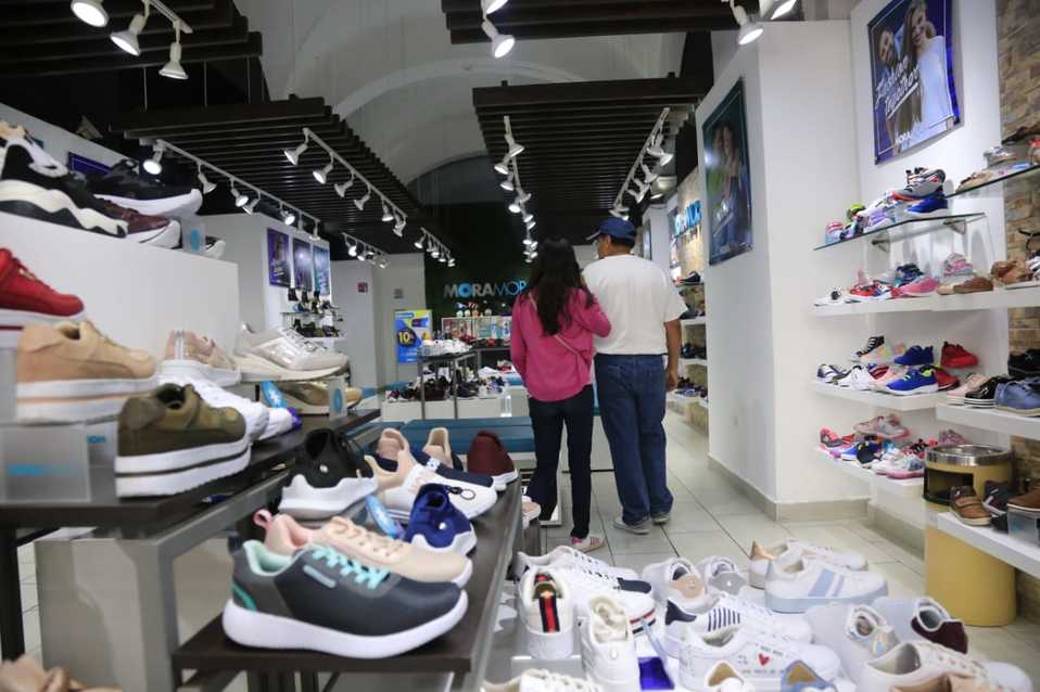 Visitas a centros comerciales podrían presentar bajas por coronavirus. (Andrés Lobato)