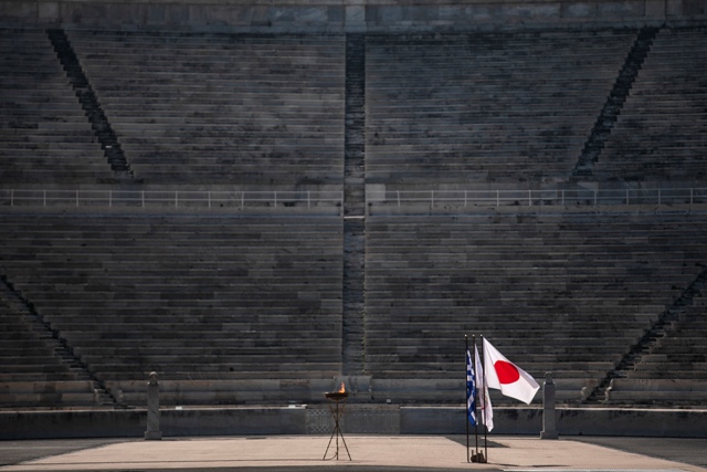 Altar de la llama olímpica junto a la bandera de Japón en Atenas (AP)