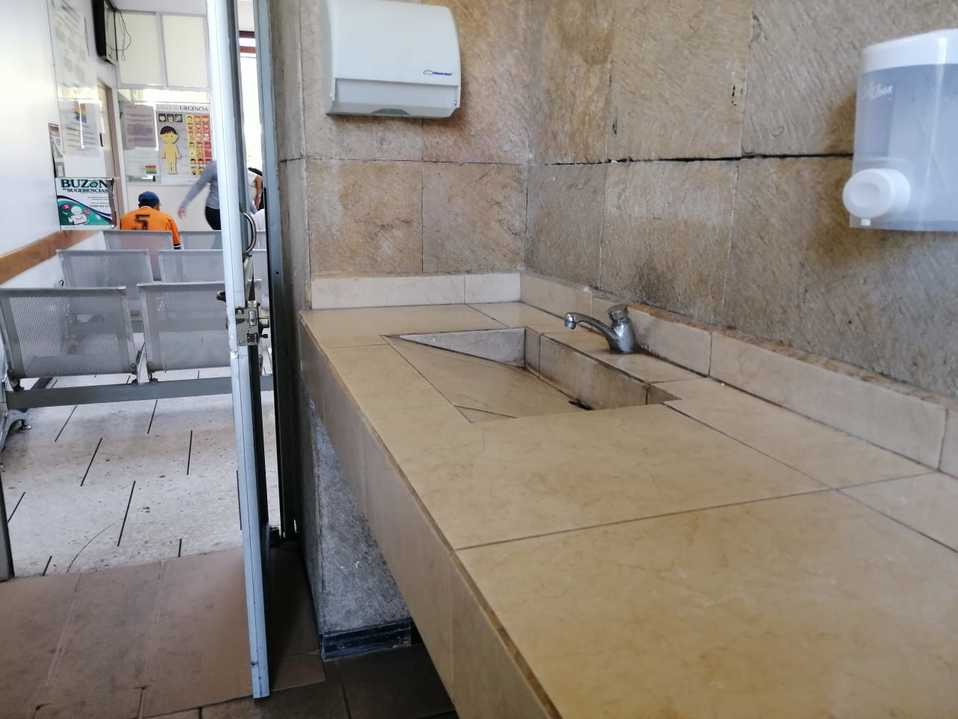 Baño de la clínica dos de urgencias del IMSS, no tiene jabón en el despachador, ni gel antibacterial a la entrada. (Andrés Lobato)