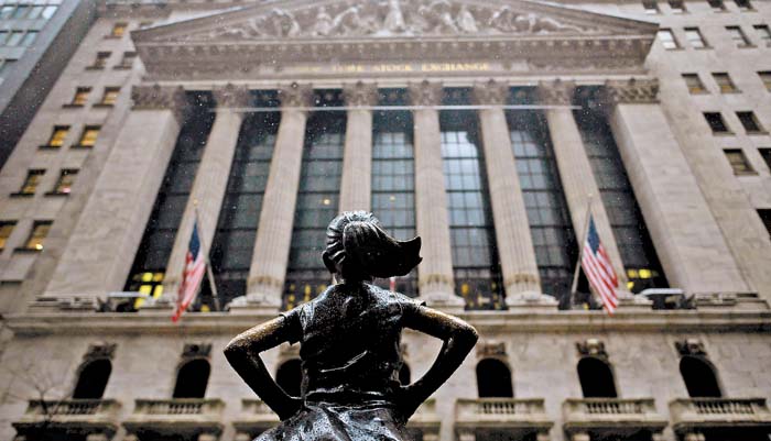 La Bolsa de Nueva York tuvo su peor desempeño desde 1987 por el miedo al patógeno. Johannes EISELE/Afp