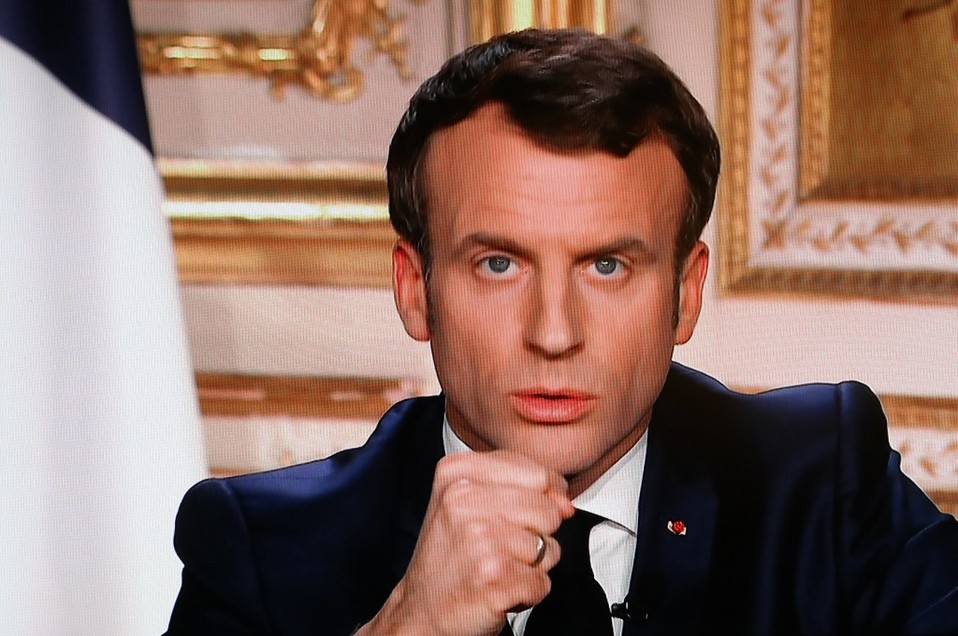 El discurso de Emmanuel Macron fue completamente televisado y sin prensa alrededor. (AFP)