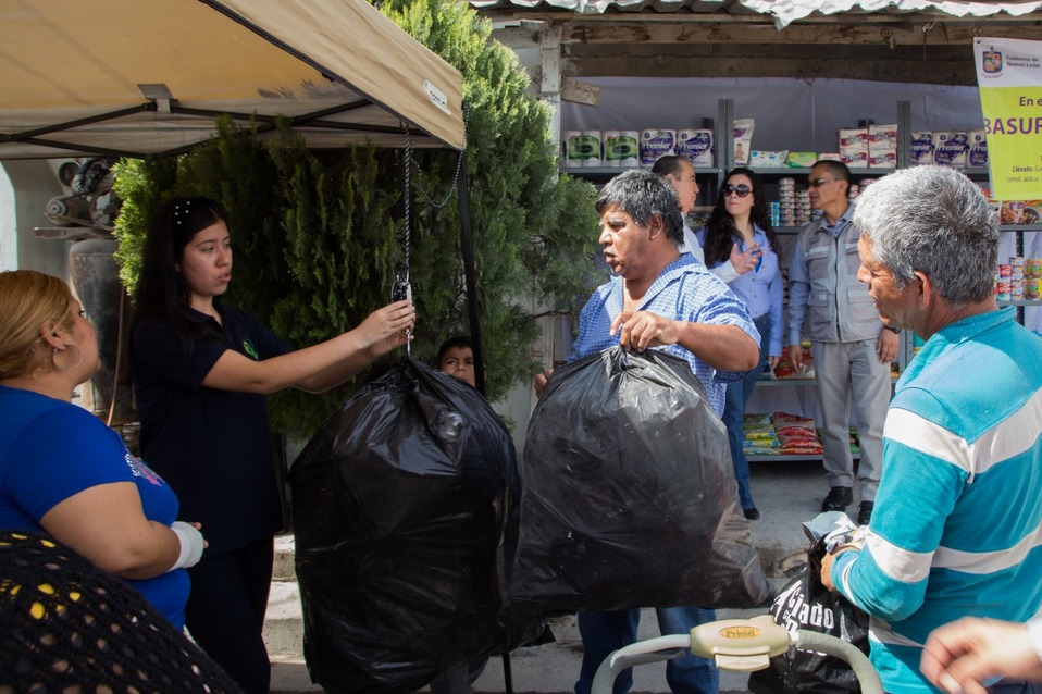 El Gobierno de NL, en coordinación con Red Monte y la Fundación Trash For Food, abrieron la segunda tienda de canje “Basura por Comida”. (Especial)