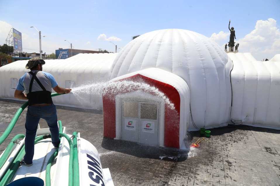 Personal de Caasim realiza labores de limpieza en el hospital inflable. (Jorge Sánchez)