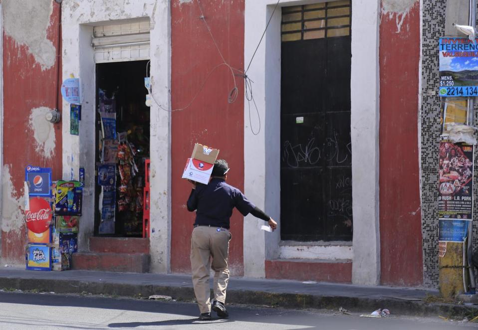 Registran pequeños comercios pocas ventas por coronavoris. (Andrés Lobato)