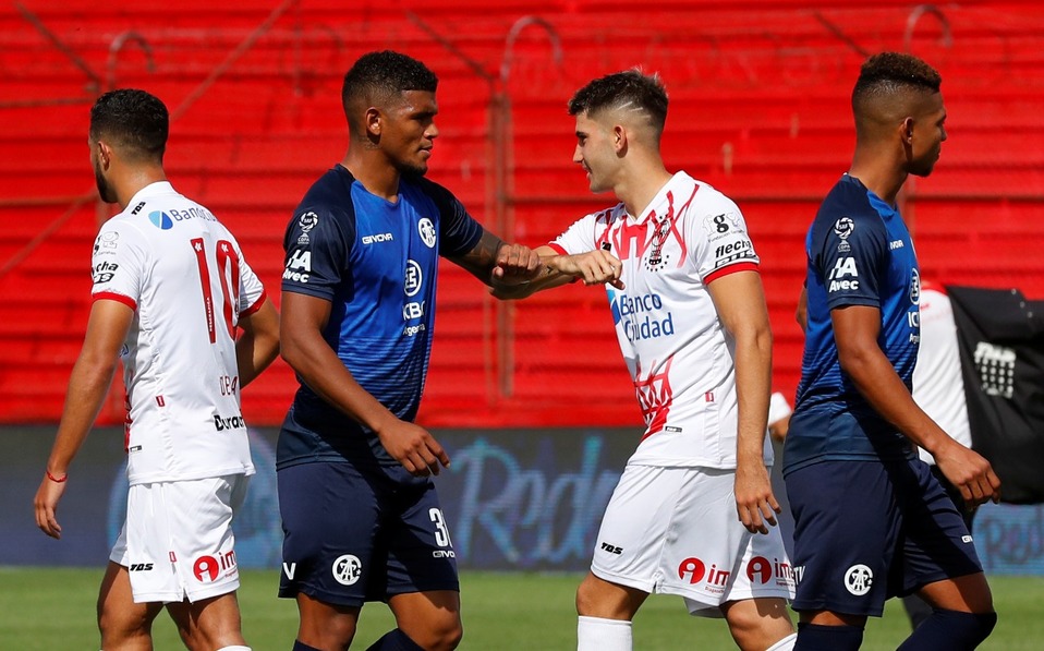 Saludo de jugadores en el Huracán vs Talleres en la Copa de la Superliga Argentina (Reuters)