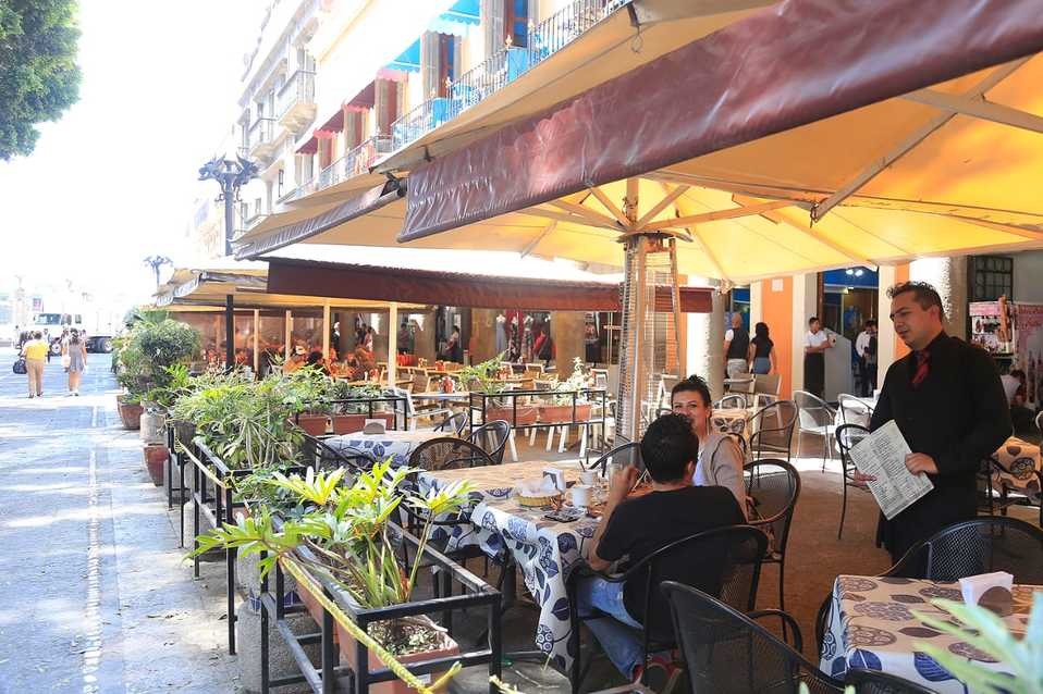 El sector restaurantero registró una caída del 20% por coronavirus. (Andrés Lobato)