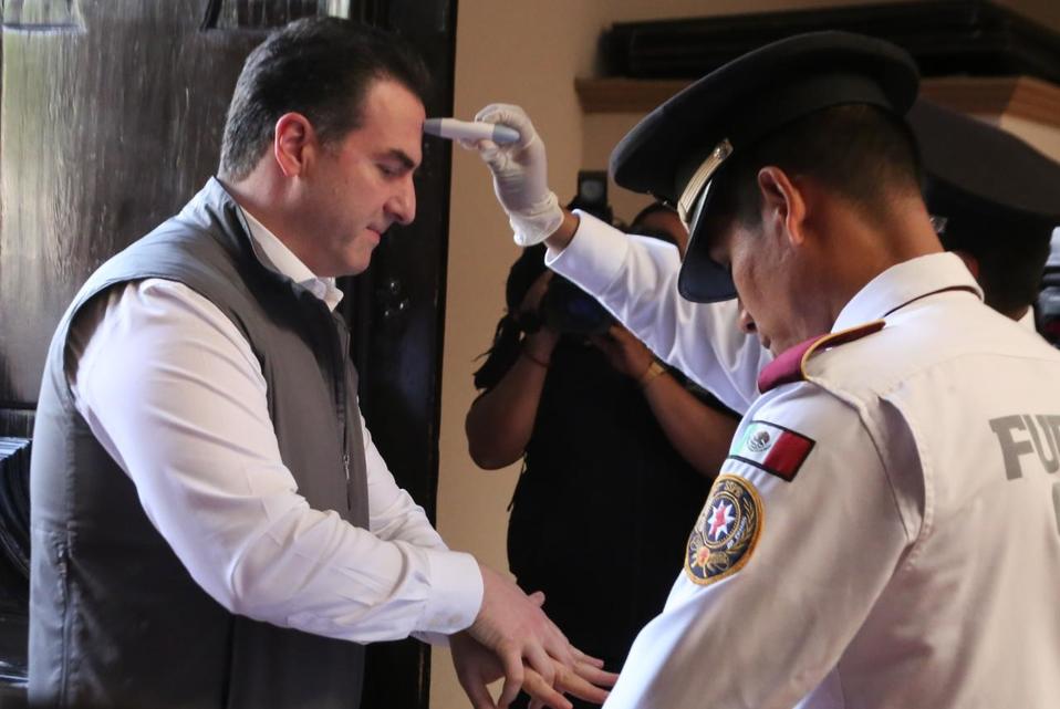 El alcalde de Monterrey, Adrián de la Garza, fue revisado. Foto: Raúl Palacios.
