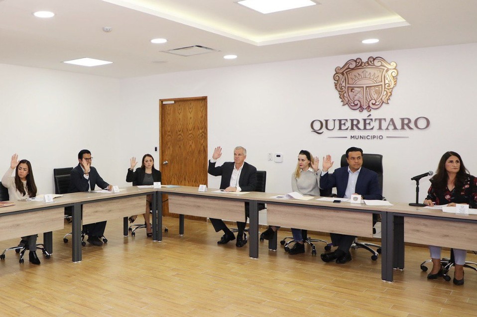 El alcalde de Querétaro tomó protesta a los integrantes del comité. (Twitter | @LuisBNava)