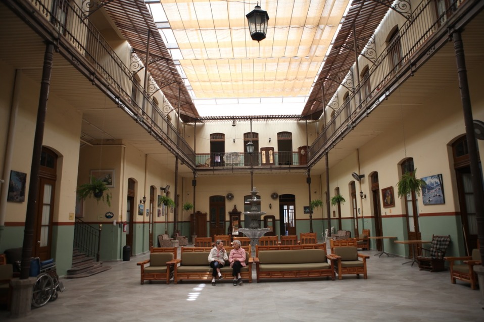 Algunos asilos prohibieron las visitas. (Avelina Martínez)