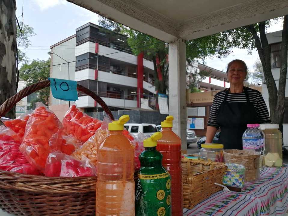 Una vendedora de dulces, frente a su puesto afuera de una escuela. (Especial)