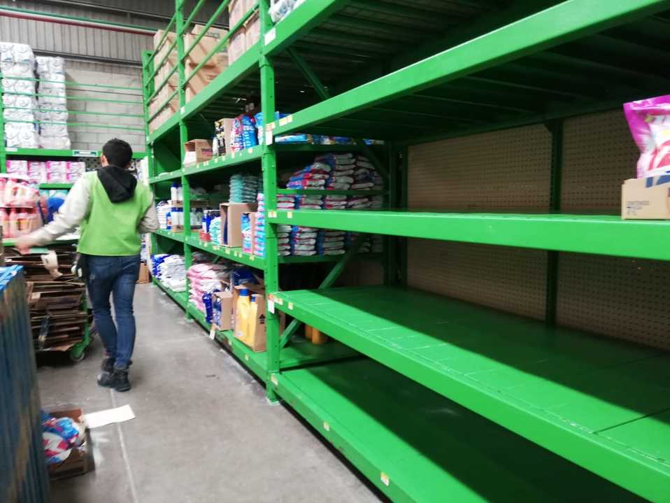 Algunos anaqueles lucen casi vacíos en los supermercados de Pachuca. (Elizabeth Hernández)