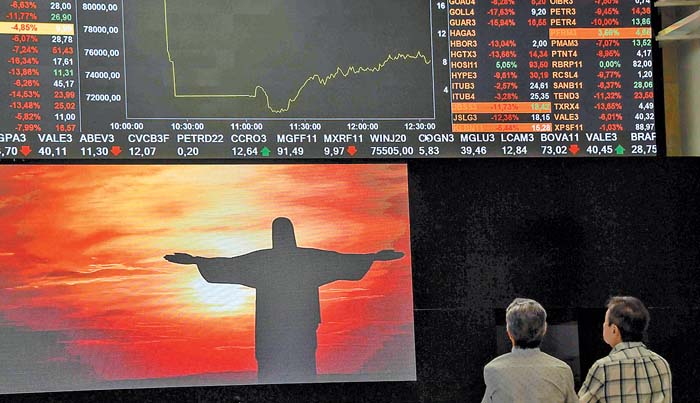La bolsa brasileña cayó 14% y el dólar subió a más de cinco reales. Nelson ALMEIDA/afp