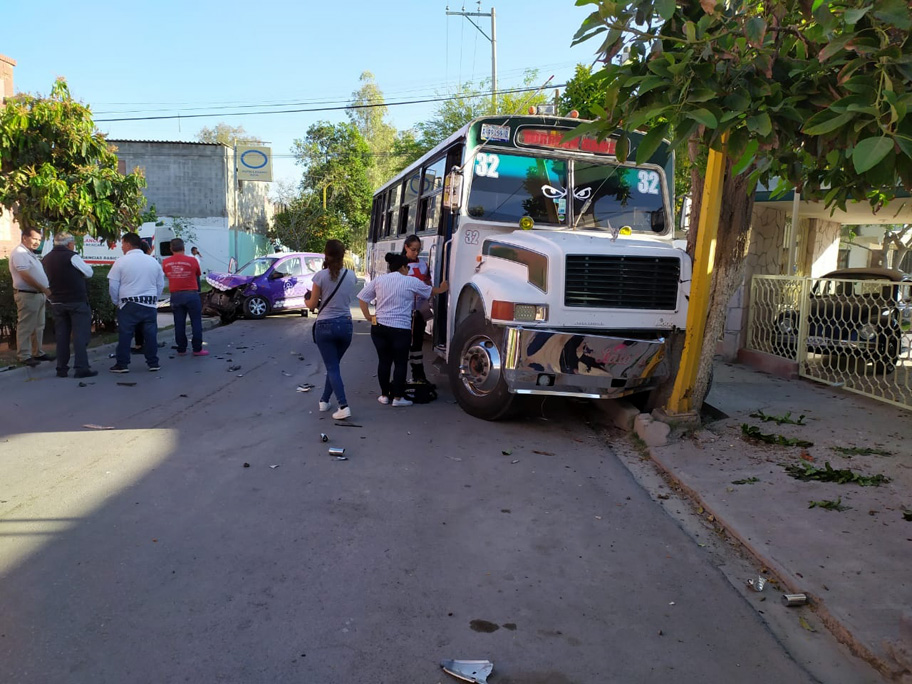 Choque entre taxi y camión en Lerdo. (Milenio Digital)