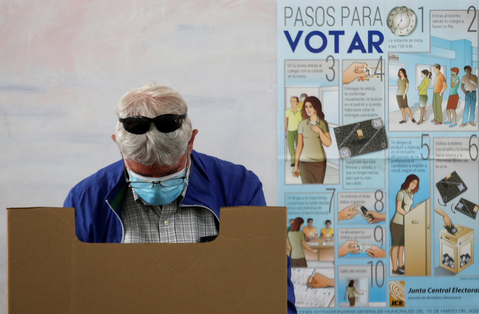 Un ciudadano en cubrebocas vota en las elecciones municipales en Santo Domingo, República Dominicana durante pandemia de coronavirus. (Reuters)