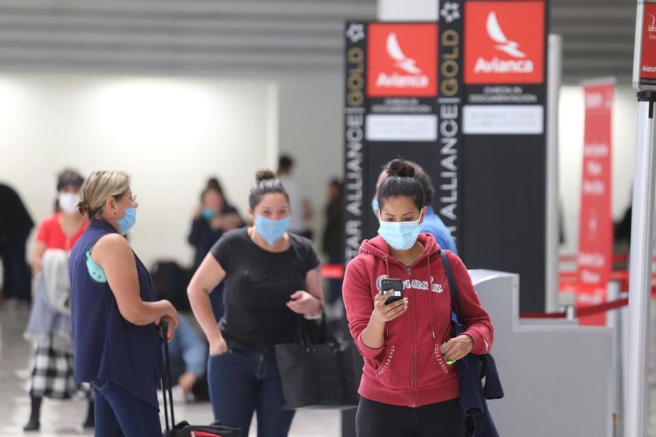 Por coronavirus, mujeres esperan la aplicación de medidas sanitarias en el AICM. (Jorge Carballo)