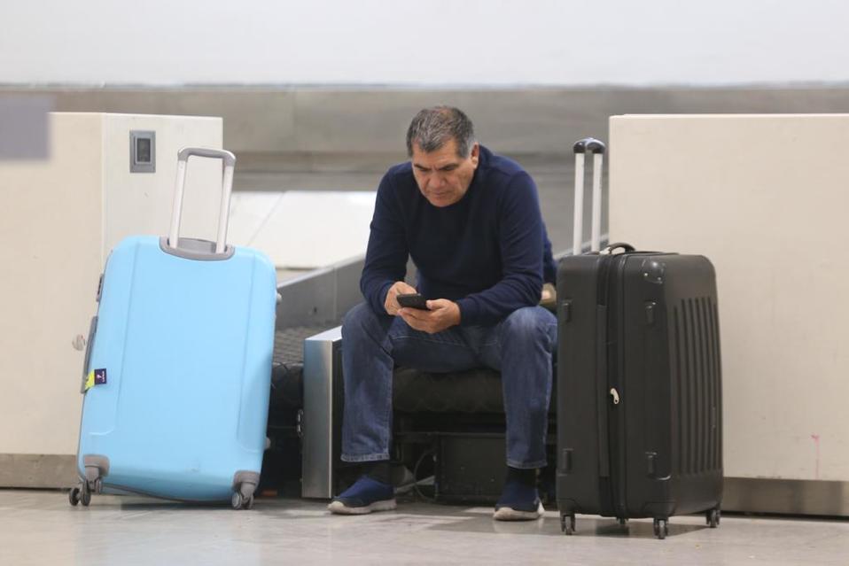 Por coronavirus, hombre permanece en el AICM varado junto con sus maletas. (Jorge Carballo)