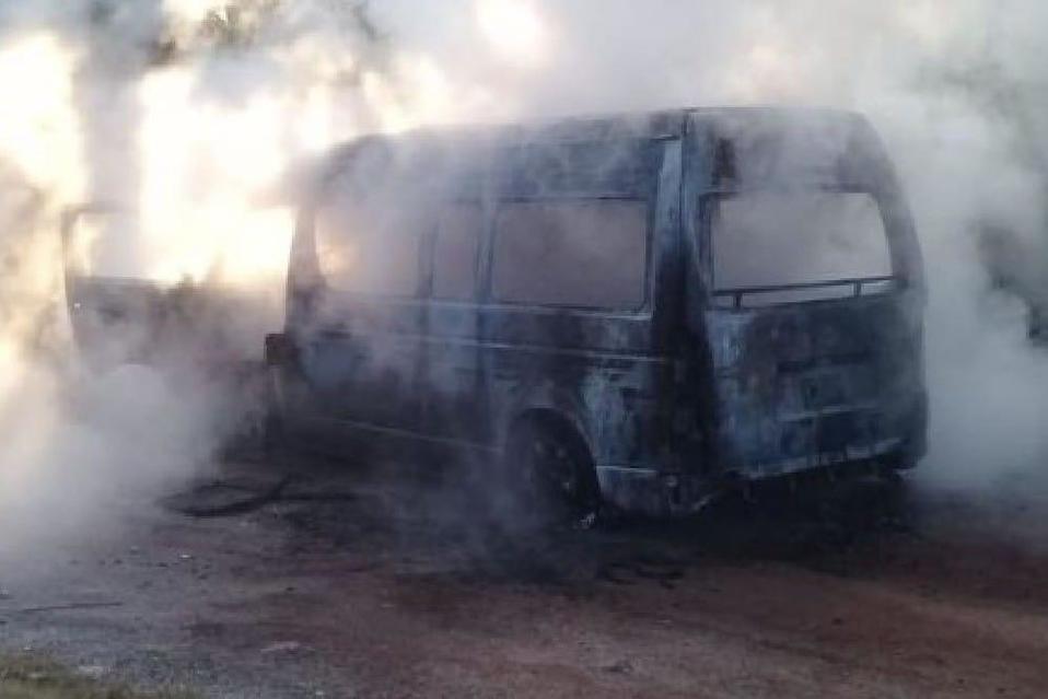 Despojaron al operador de sus pertenencias y de la cuenta del día para huir a bordo de la unidad que posteriormente incendiaron metros más adelante. (