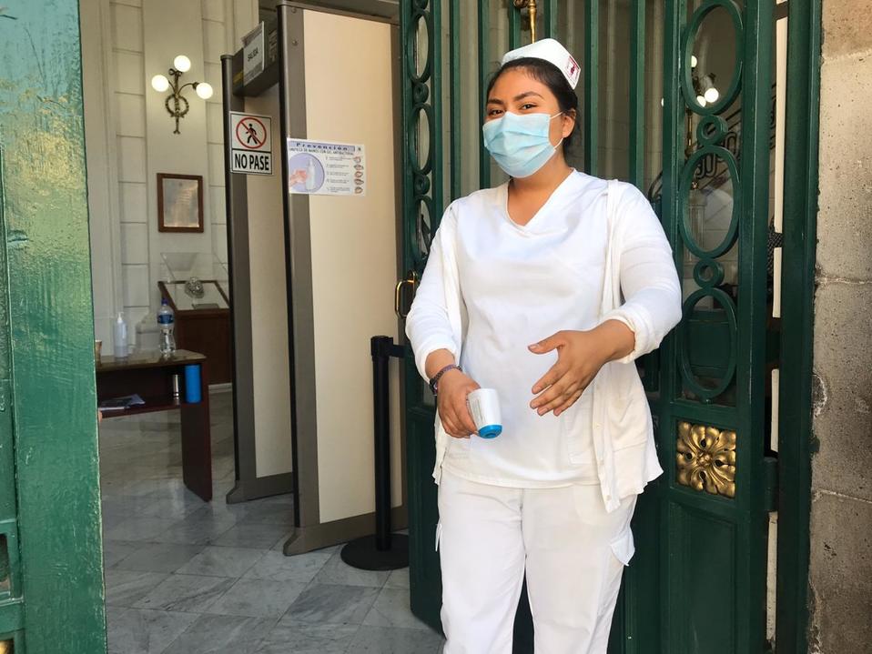 En la entrada al recinto legislativo, enfermeras le toman la temperatura y aplican gel antibacterial a los asistentes. (Cinthya Stettin)
