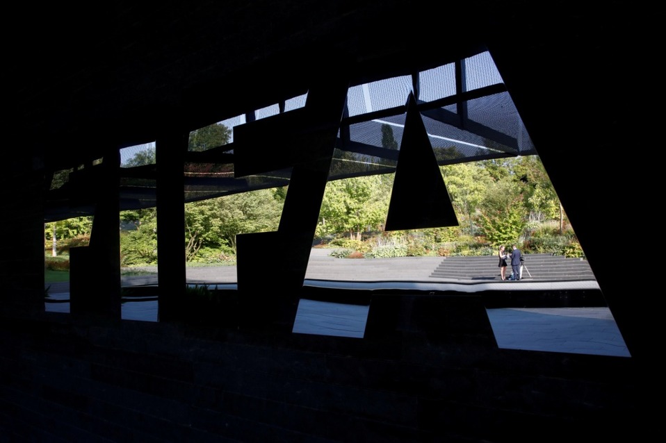 Logo de la FIFA en las oficinas de la entidad en Zúrich (Reuters)