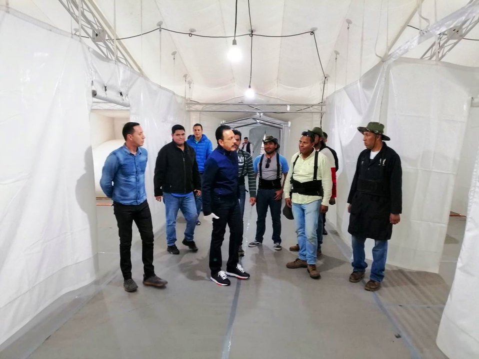 Omar Fayad, gobernador de Hidalgo, recorrió el nuevo hospital inflable para ver su avance. (Cortesía)