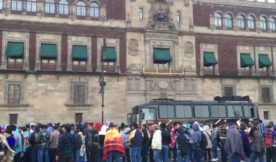 Protestan maestros de la CNTE frente a Palacio Nacional. (César Velázquez)