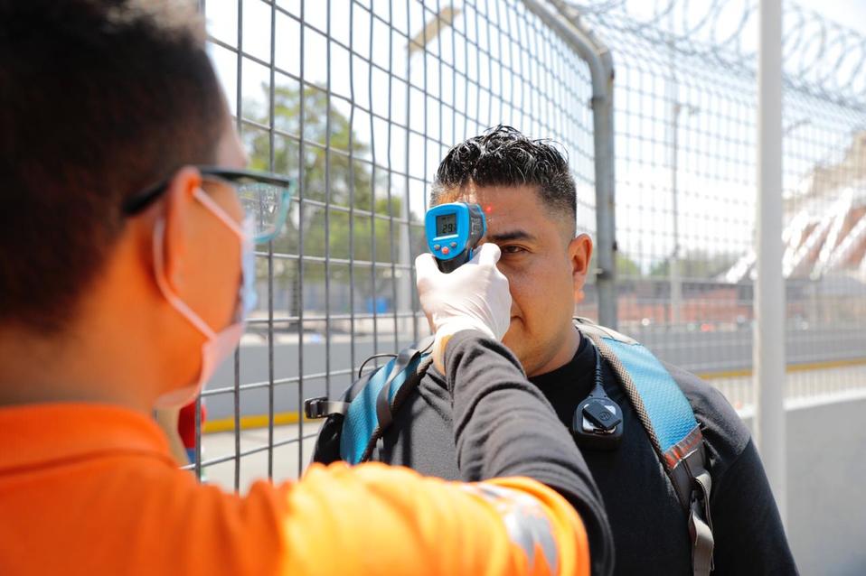 Toman temperatura a una persona por el Covid-19. (Tomado de @SSaludCdMx)