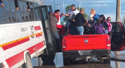 Un camión de transporte público cayó a un hoyo.