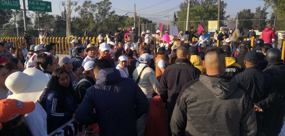 Vecinos de la alcaldía Tláhuac se enfrentan con policías de la CdMx en autopista México-Puebla. (César Velázquez)