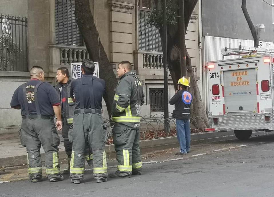 Bomberos sofocan incendio en la Cuauhtémoc. | César Velázquez