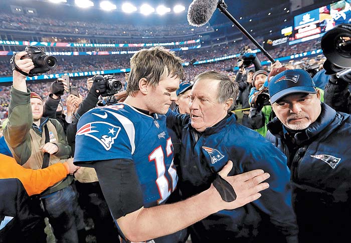Brady y Bill Belichick, la dupla más exitosa en la historia de la NFL. AP
