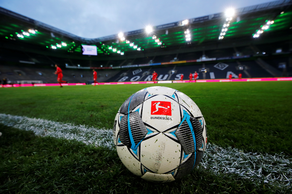 Bundesliga plantea recortar salarios de jugadores por coronavirus (Reuters)