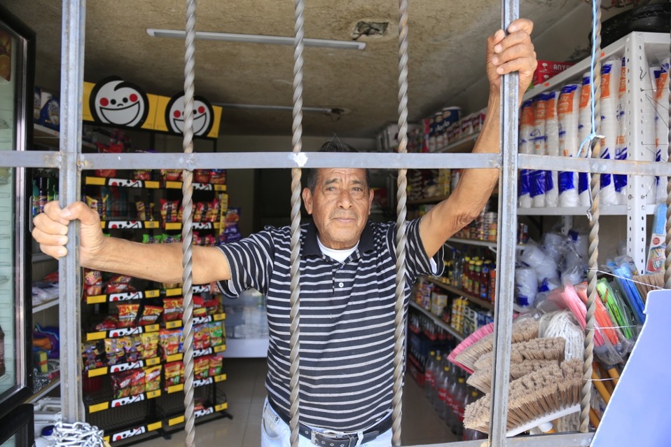 Si los ciudadanos acuden hacer sus compras en los pequeños comercios abonarán a que no caiga en un bache la economía. (Andrés Lobato)