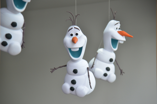Por coronavirus, "Olaf", lee cuentos a niños. (Shutterstock)