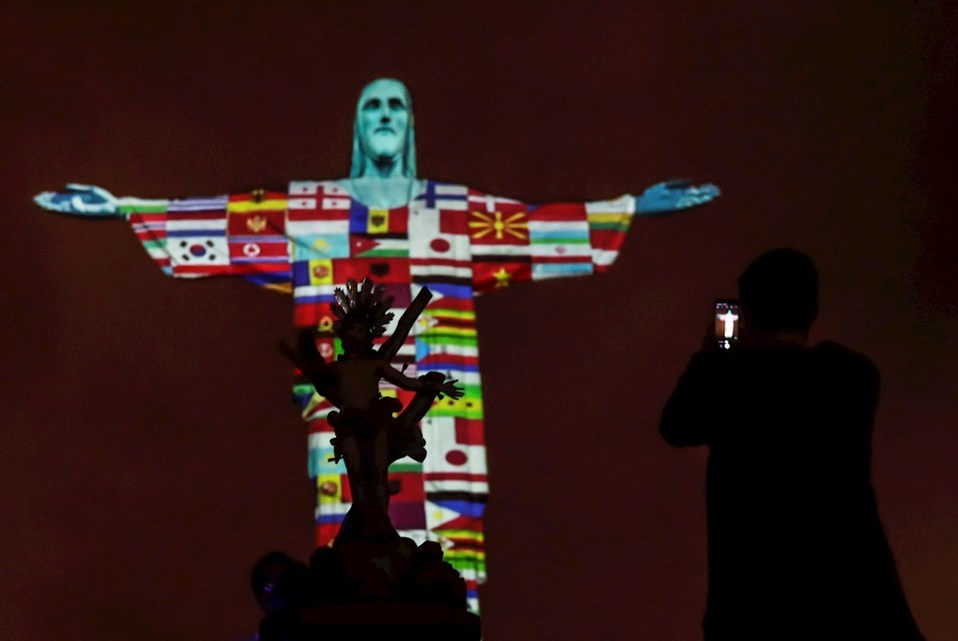 Cristo Redentor iluminado con banderas de países infectados (EFE)