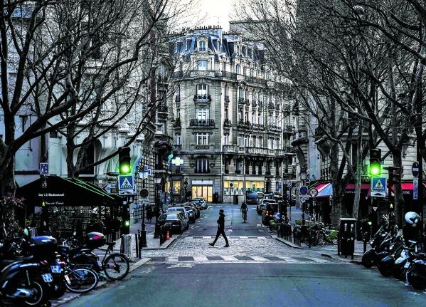 Días antes del anuncio los parisinos aún paseaban por los barrios. (AFP)