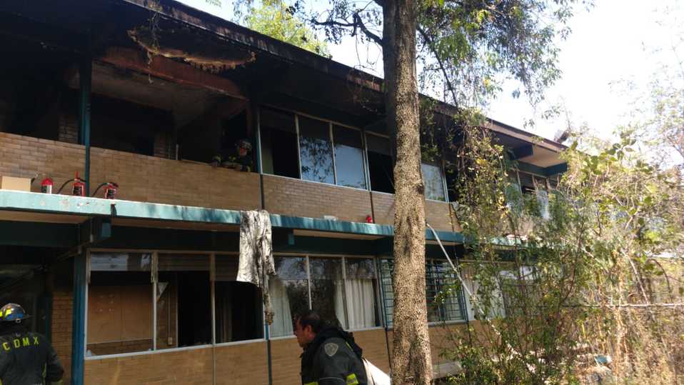 La dirección del plantel informó que alrededor de las 12:00 horas se activó  la alarma de incendios dentro del plantel.