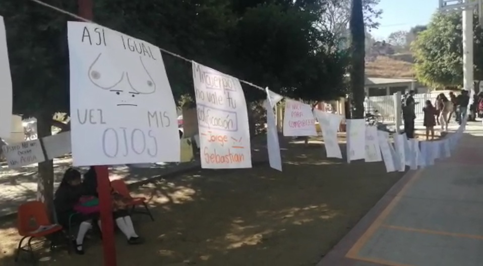 Estudiantes de la UABJO colocaron mensajes con algunas denuncias. (Captura de pantalla)