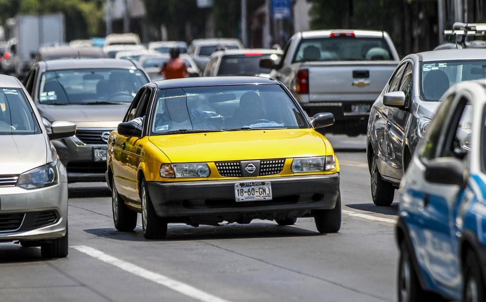 Hasta en un 70% ha bajado el trabajo para los taxistas en el AMG. (Francisco Martínez)