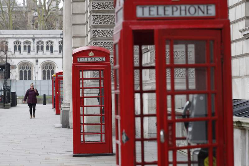 Una imagen muestra cabinas telefónicas en una calle tranquila en Westminster, Londres, tras los estragos por el brote de coronavirus (AFP)