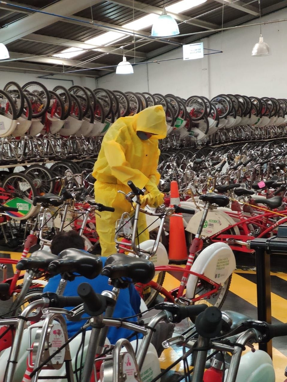 Labores de desinfección de bicicletas. (Especial)