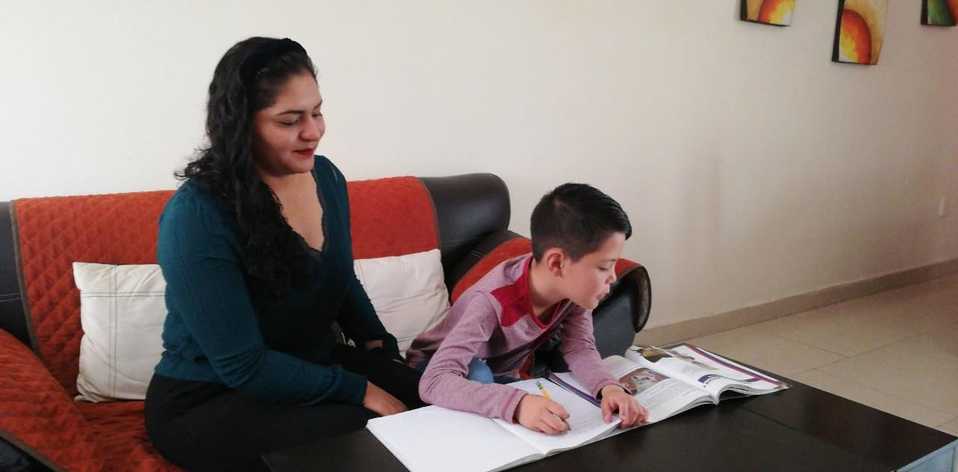Madre de familia intenta dar clases a sus hijos durante receso escolar
